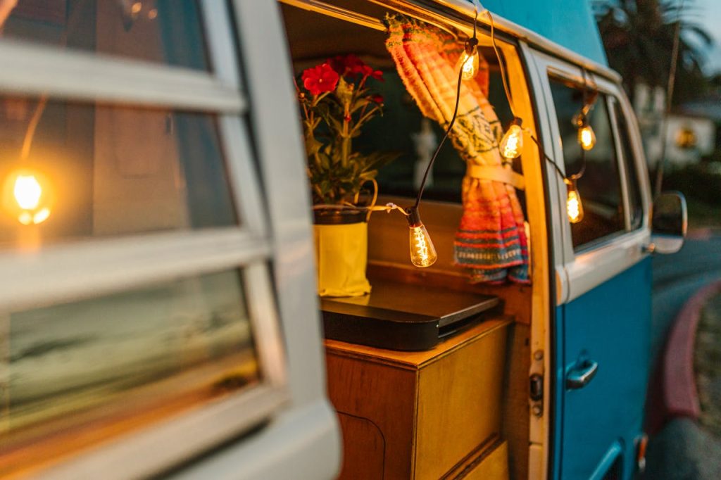 Guirlande lumineuse dans un van aménagé
